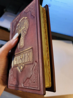 "Библия малая" с индексами и комментариями. Книга в кожаном переплете