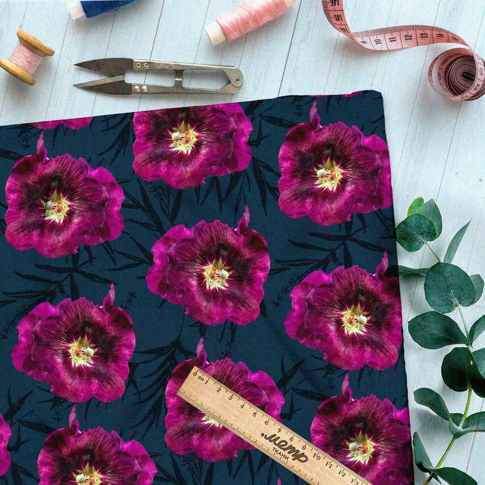 Ткань мембрана реалистичные сиреневые петуньи на тёмно-зелёном фоне