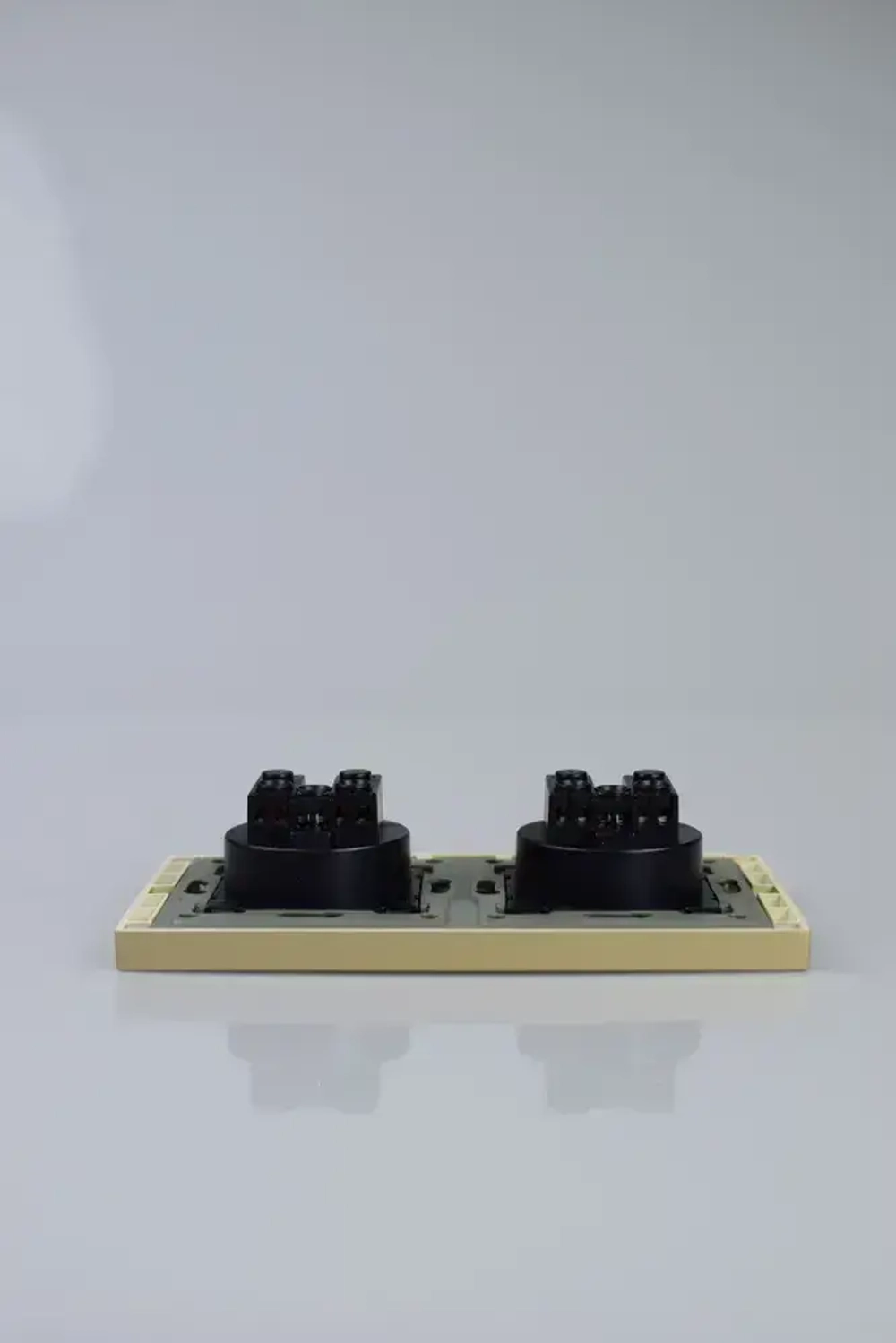 Розетка золотая с заземлением, двойная розетка с защитными шторками