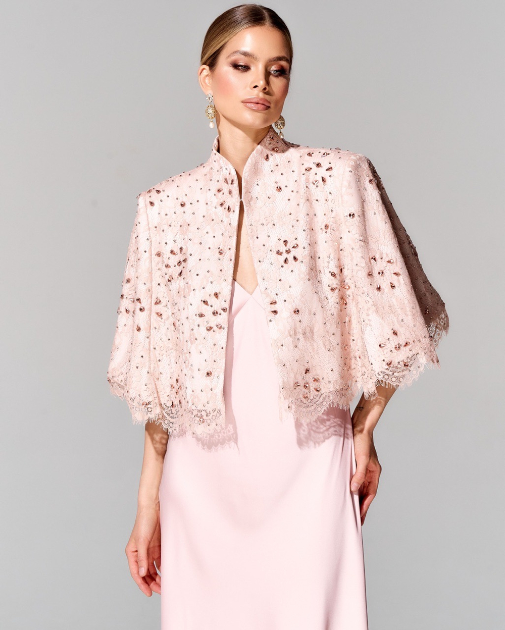 Укороченный кейп с вышивкой ручной работы