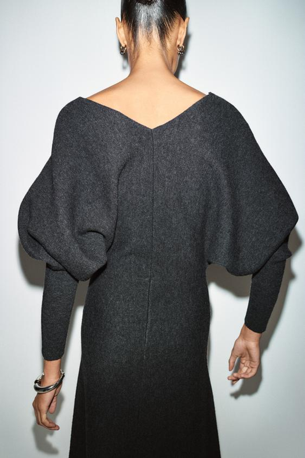 ZARA ТРИКОТАЖНОЕ ПЛАТЬЕ МИДИ С V-ОБРАЗНЫМ ВЫРЕЗОМ, СЕРЫЙ