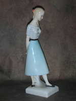 Статуэтка. Фарфор. Дама Сладкие шестнадцать. Royal Doulton. Англия
