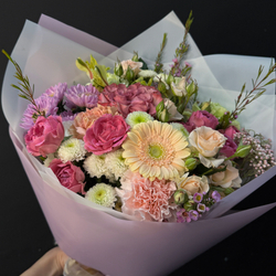 Букет из микса роз и хризантем с герберой и диантусами