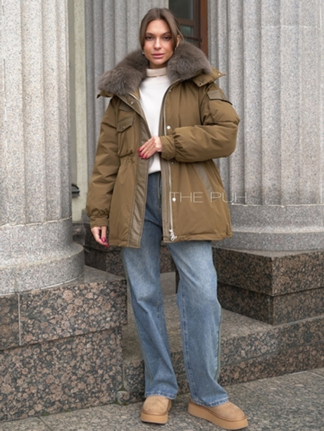 Парка на пуху цвета хаки с меховым воротником и капюшоном