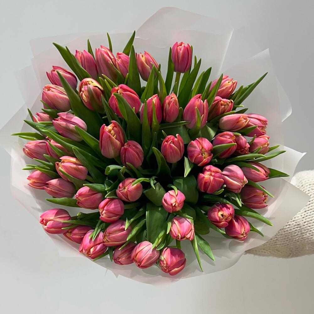Букет из 49 пионовидных розовых оранжевых тюльпанов в матовой упаковке
