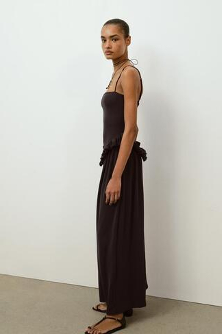 ZARA ОБЪЕМНОЕ ПЛАТЬЕ С БАСКОЙ, ТЕМНО-КОРИЧНЕВЫЙ