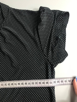 Блузка в мелкий горошек для романтичного акцента в образе, визуально на 44 размер