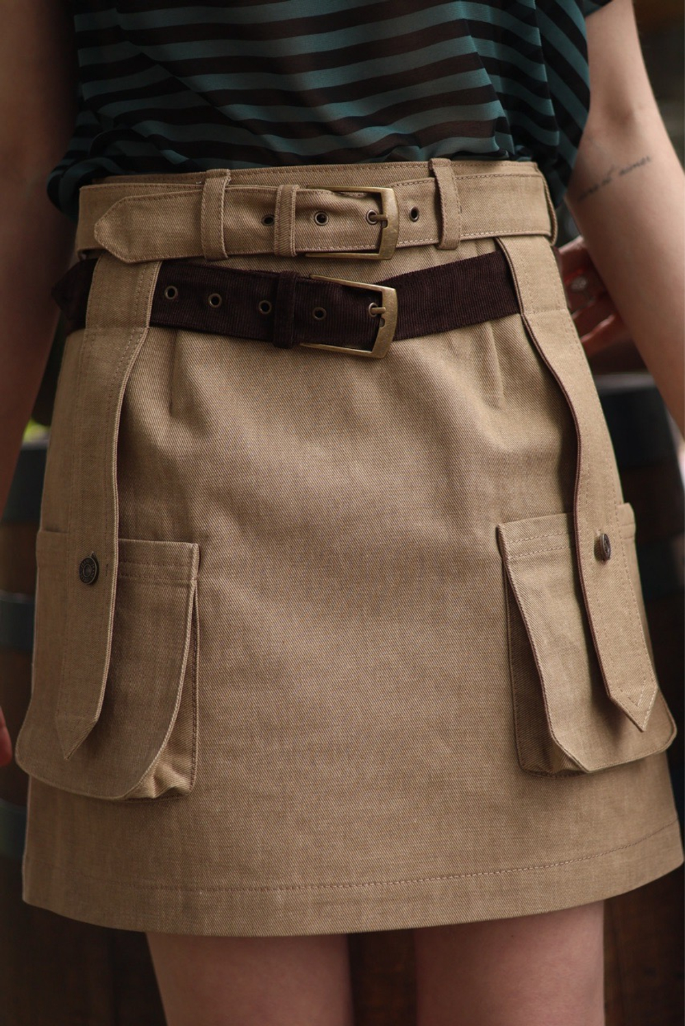 Юбка из джинсовой ткани с карманами и двойным ремнем