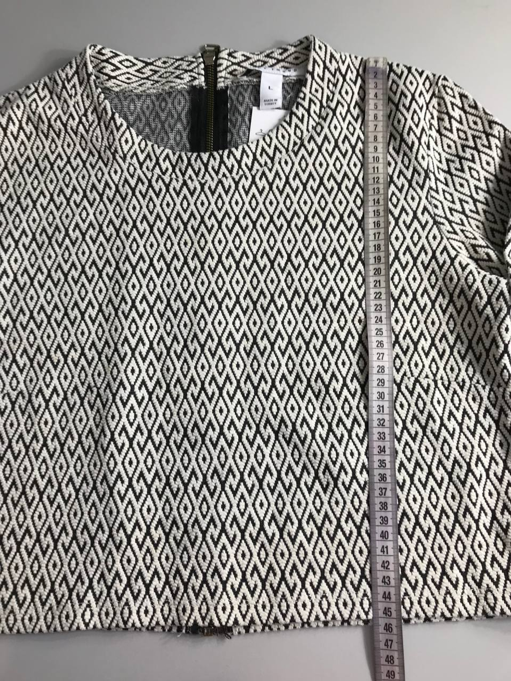 Блузка ONLY TREND из плотной ткани, держит форму, с молнией на спине, маркировка L, 48 размер