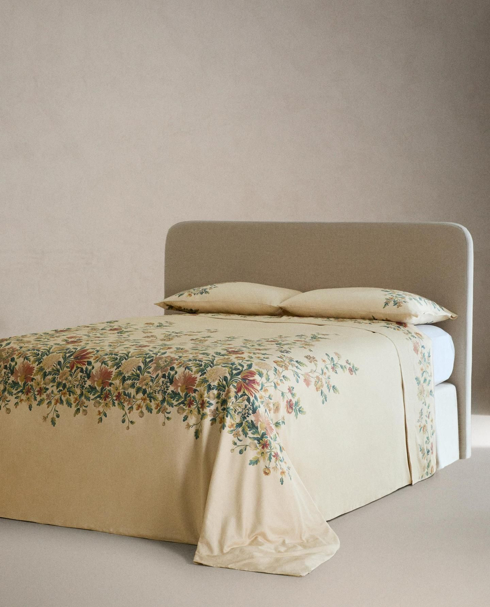 Zara Home - Атласная простыня с цветочным рисунком, экрю, 240x280 см