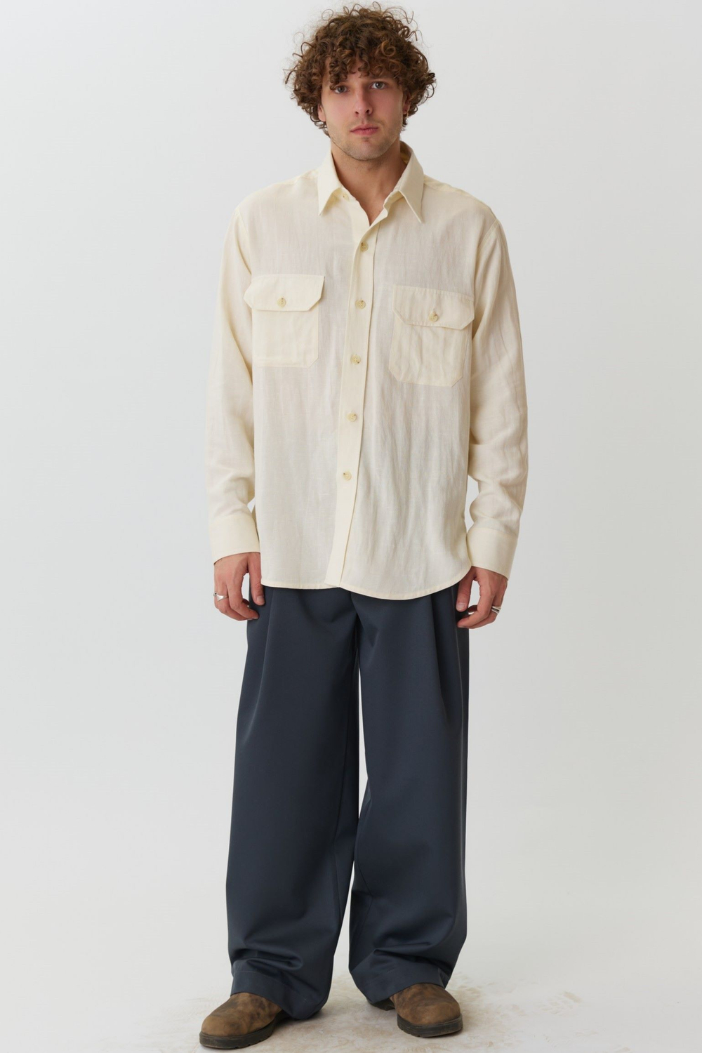 Объемная рубашка из льна молочного цвета