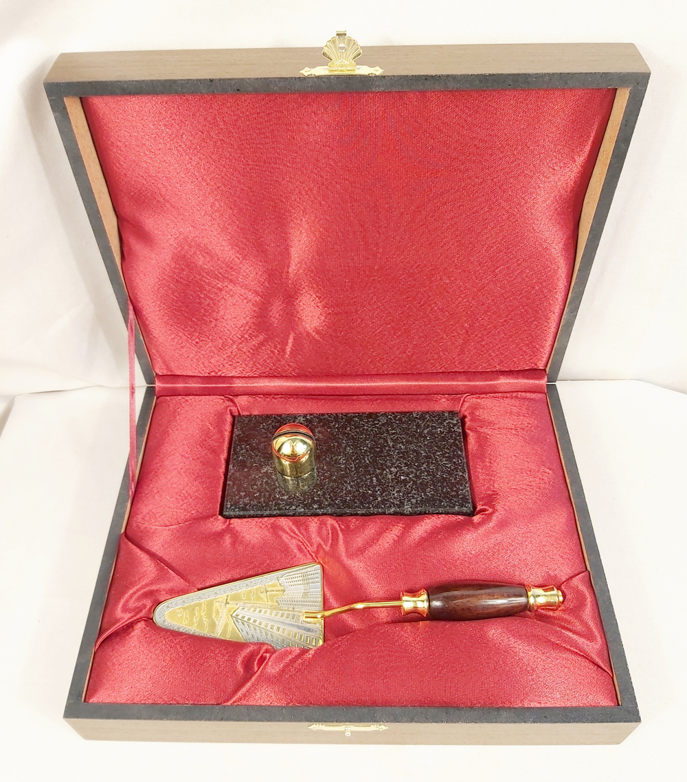 Подарок строителю " Сувенирный мастерок" малый на камне