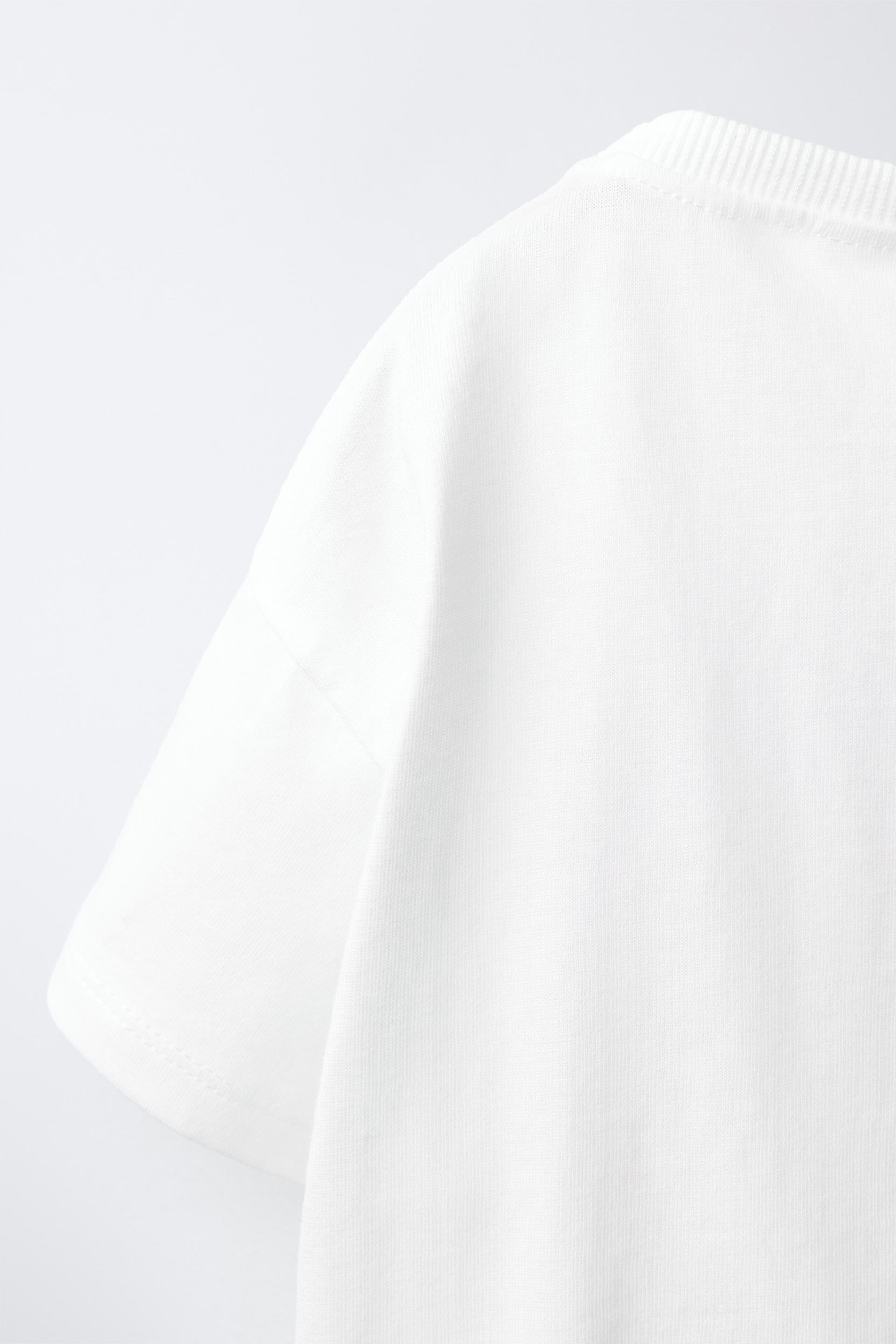 ZARA ФУТБОЛКА С ТРОПИЧЕСКИМ ПРИНТОМ, БЕЛЫЙ