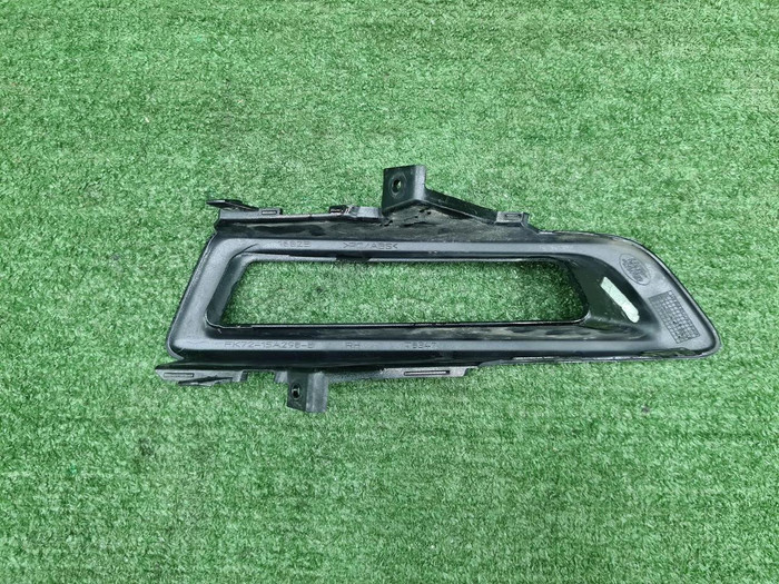 Накладка ПТФ правая LR Discovery Sport (2014-2019)