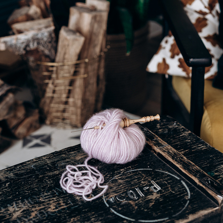 Железный крючок для вязания с деревянной ручкой из рябиной размером 1.25 мм. K132