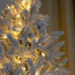 Заснеженная ель с гирляндой «Россо» теплый свет (Литая+пвх) 150 см / 1,5 м