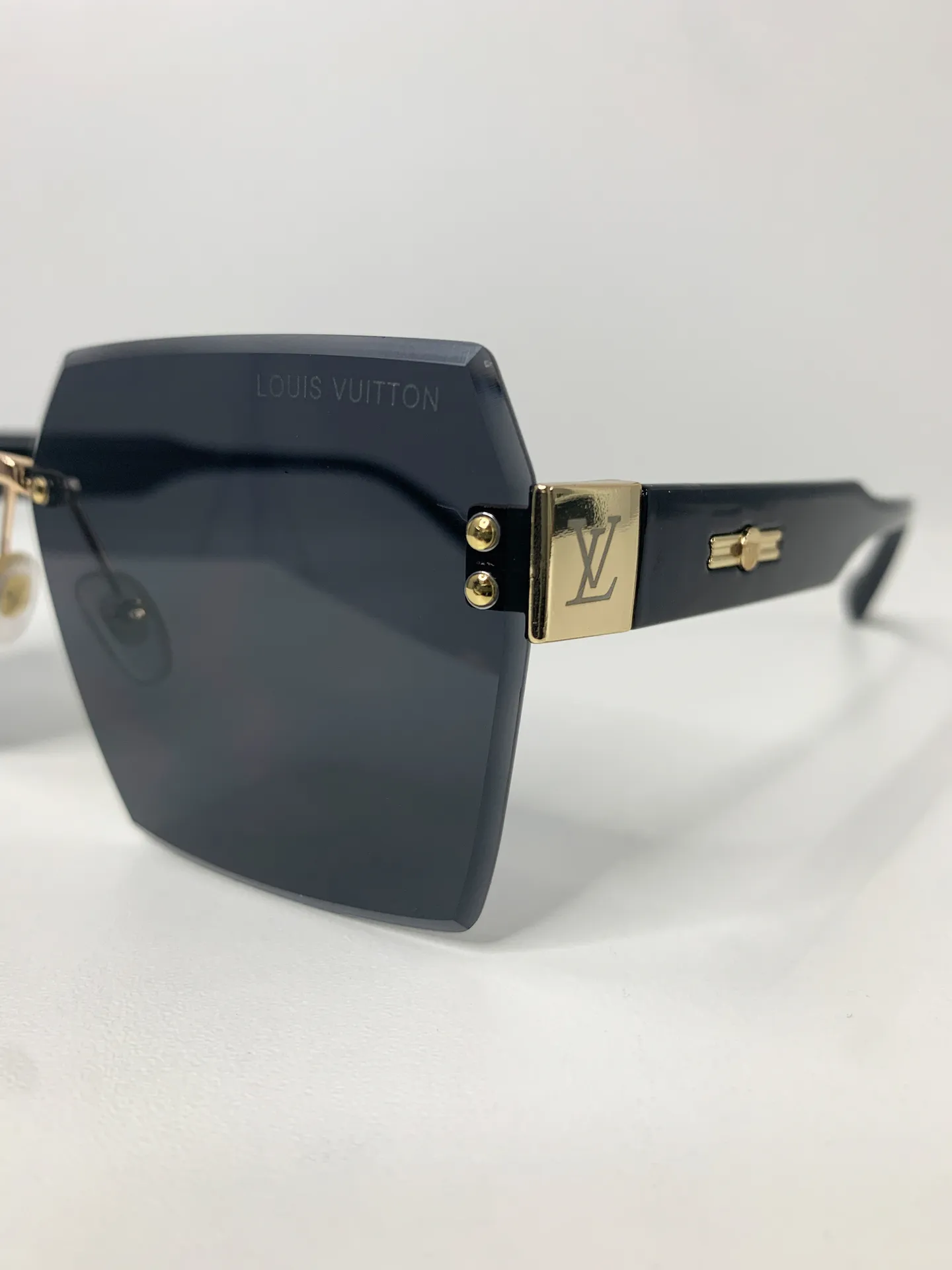 Солнцезащитные очки W1004 без оправы с золотым мостиком\Черный недорого