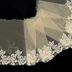 Вышивка на сетке желтая светлая (левая) 22 см