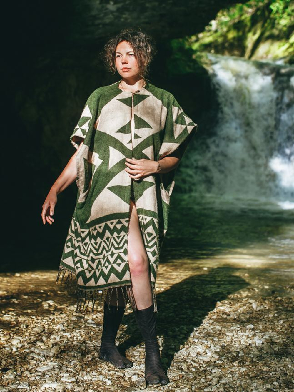 Накидка с этническим геометрическим рисунком зеленая