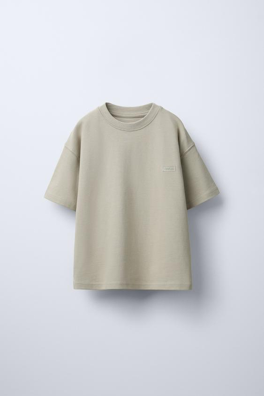 ZARA ФУТБОЛКА ИЗ ПЛОТНОГО ДЖЕРСИ С ПРОРЕЗИНЕННОЙ НАШИВКОЙ, ХАКИ