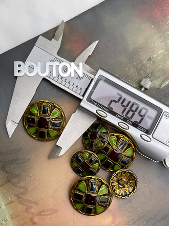 Пуговицы бронзовый металл с красной и зеленой эмалью и квадратными деталями