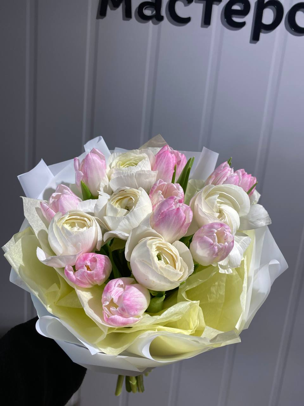 Весенний букет с ранункулюсами и тюльпанами