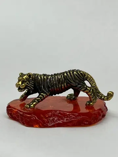 Бронзовая статуэтка на янтаре