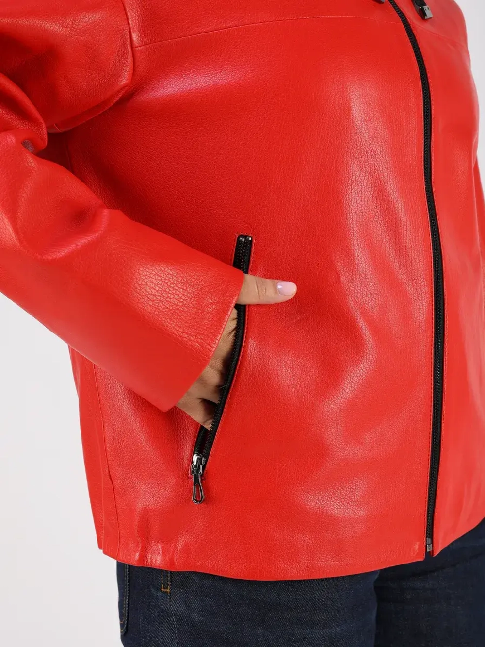 Кожаная куртка демисезонная с капюшоном короткая