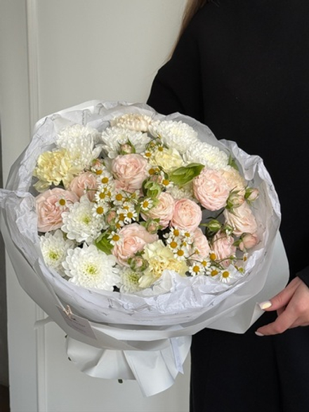 Букет сборный из гортензии, кустовых пионовидных роз, ромашки, диантусов и хризантемы