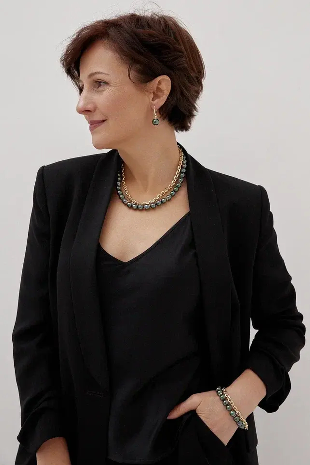 Серьги "Ренессанс" круглый темно-зеленый жемчуг 1,2 см, оттенок золото