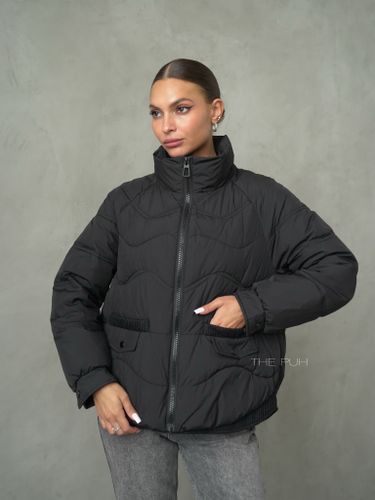 Черный пуховик с трикотажной манишкой