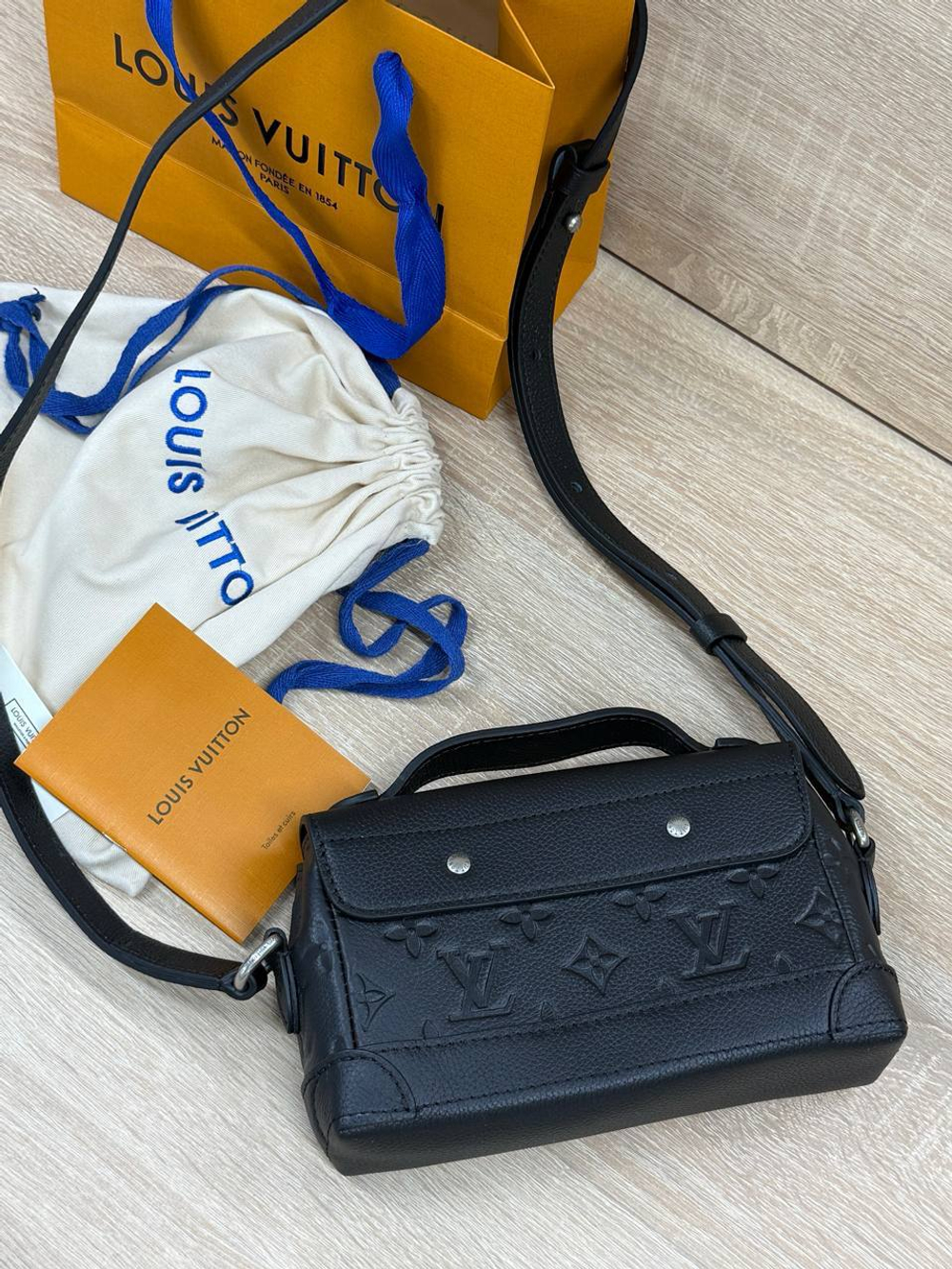 Сумка-мессенджер Louis Vuitton