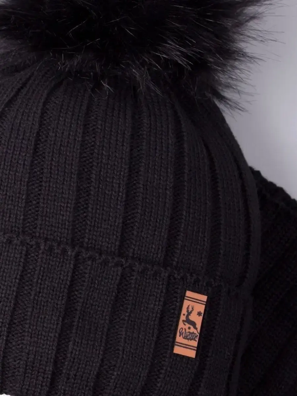 Шапка зимняя для мальчика на завязках и снуд