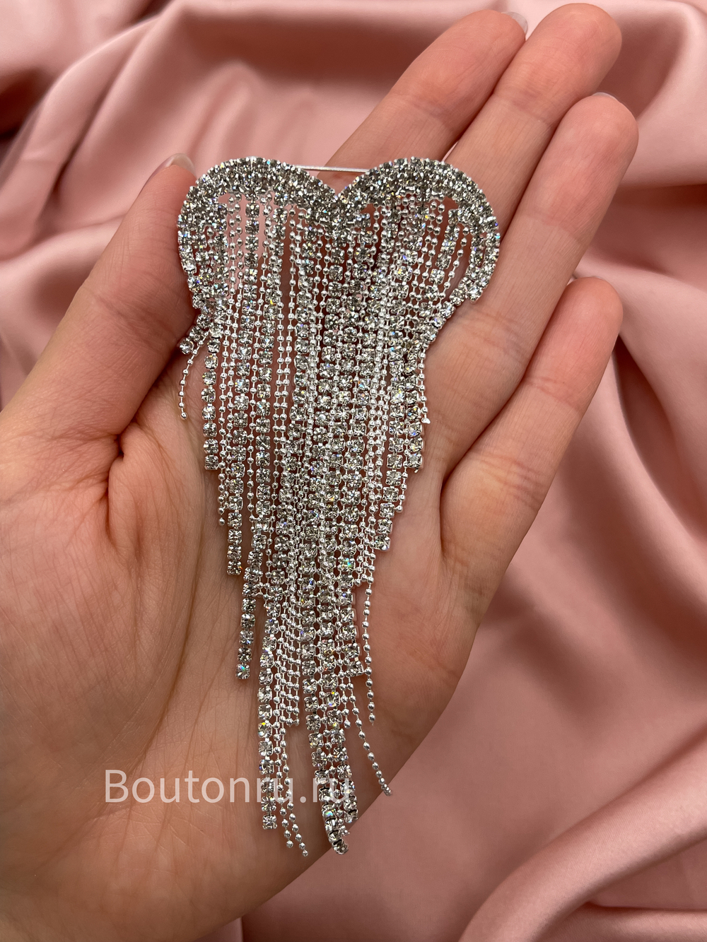 Брошь в форме сердечка с монилью и стразовой бахромой