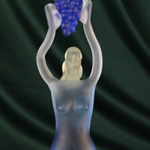 Скульптура "Фигура девушки с гроздью винограда"