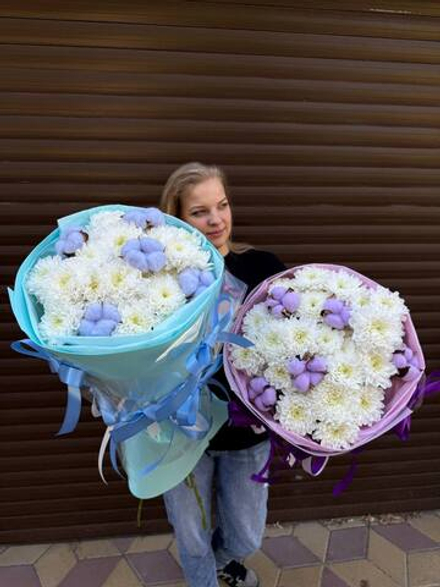 Букет белых хризантем с добовлением нежно голубого хлопка