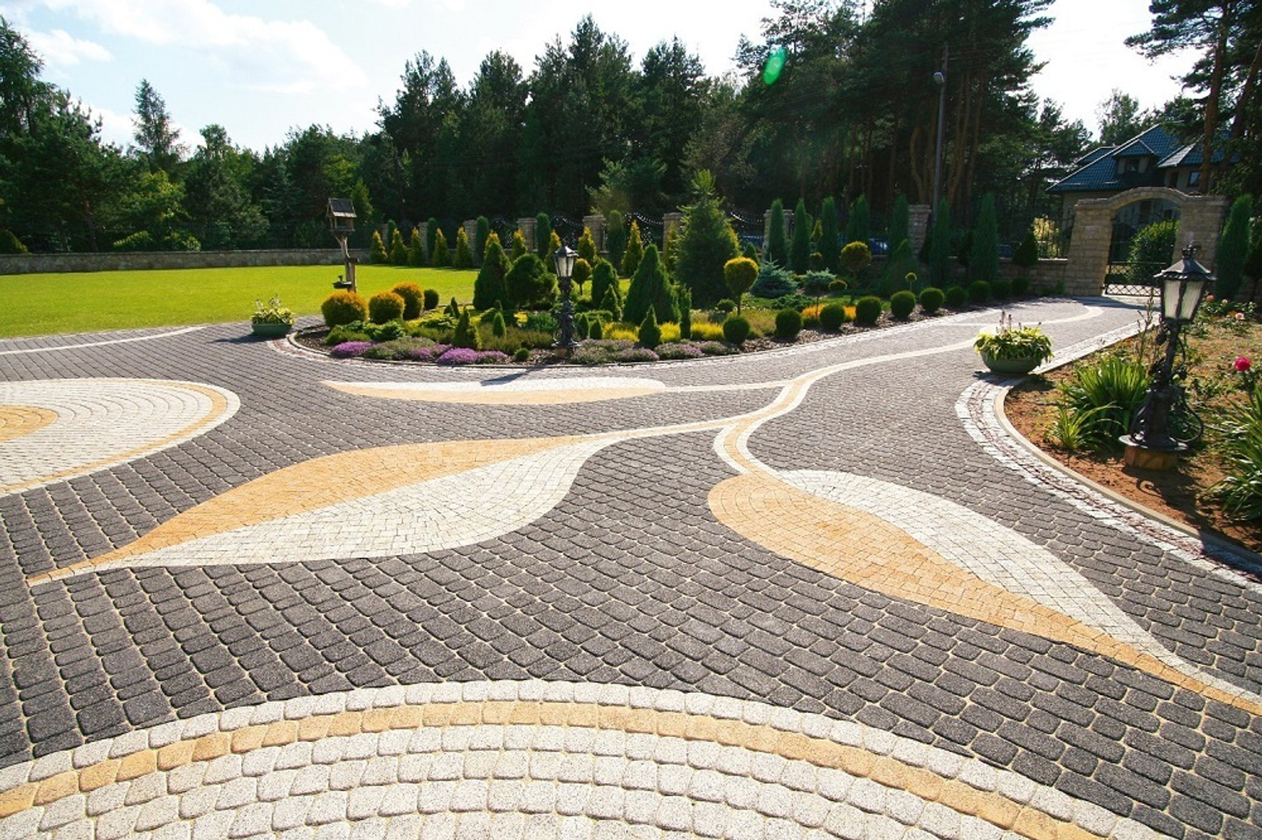 Круговая укладка брусчатки