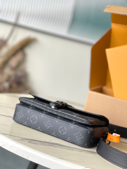 Louis Vuitton Montsouris Wearable Wallet