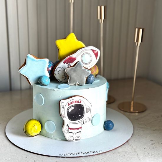 Торт космический с ракетой и космонавтом