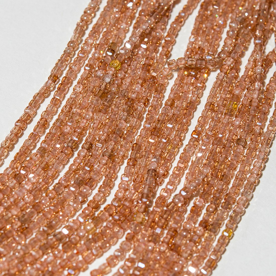 Фианиты, оттенок "Шампанское", 2мм, кубик, микроогранка