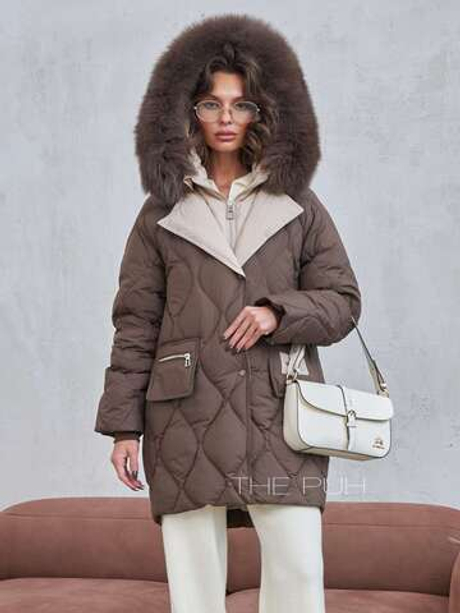 Коричневый стеганый пуховик с капюшоном и мехом песца