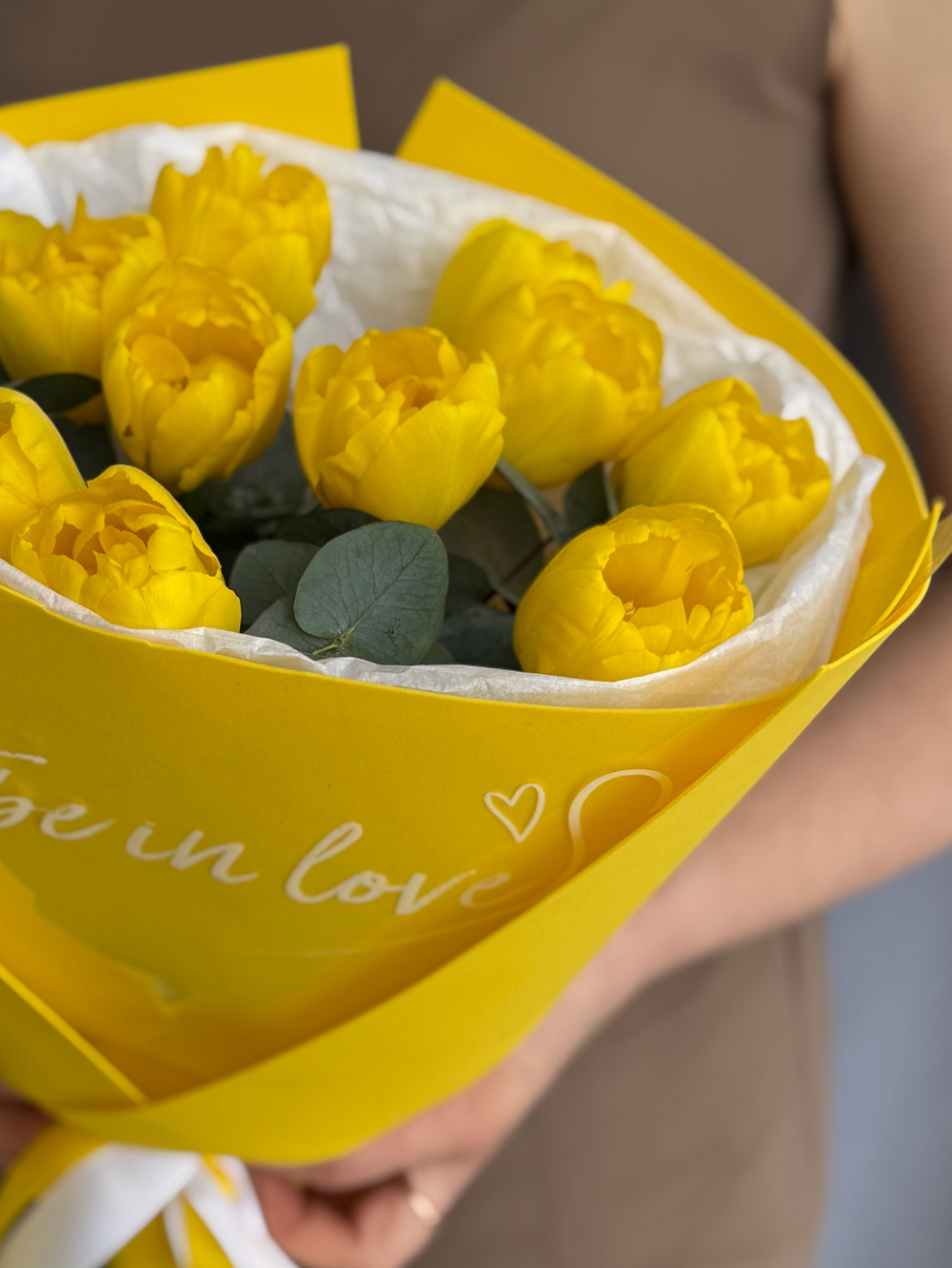 Пионовидные желтые тюльпаны премиум сорта и зелень эвкалипта в утонченном оформлении от Флора Маркет