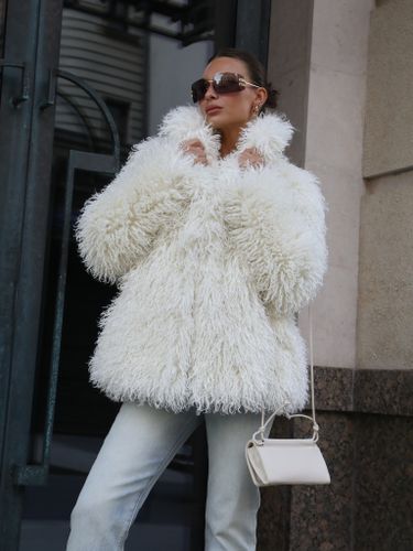 Короткая белая шуба из эко-меха
