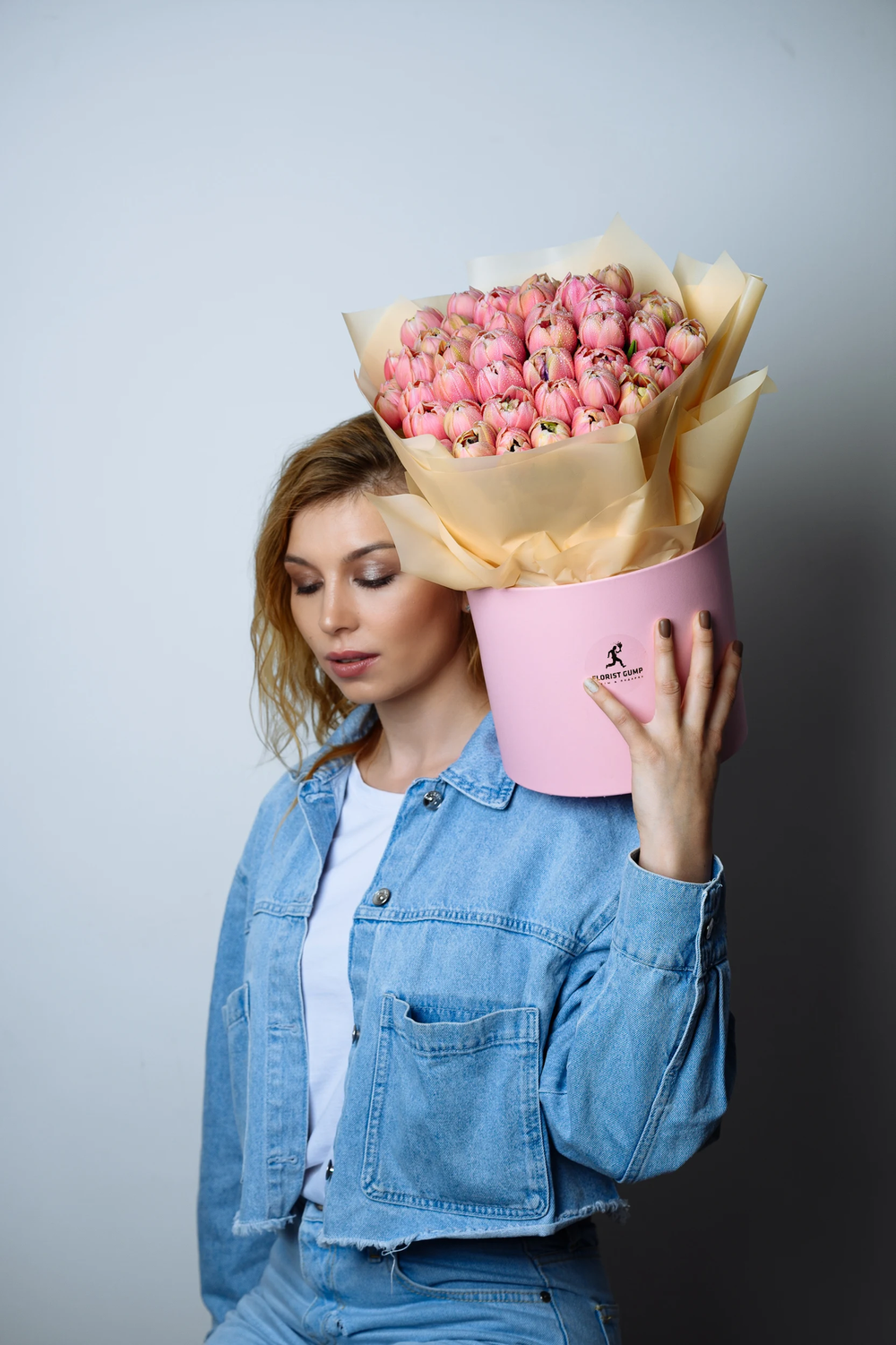 Моно букет из пионовидных тюльпанов в шляпной коробке