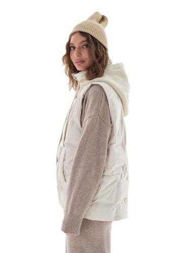 Светло-бежевый пуховый жилет с вязаным капюшоном