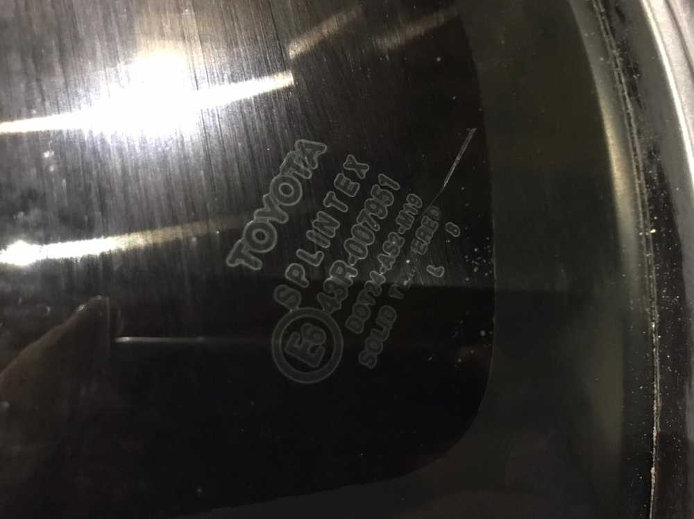 Стекло багажника левое TOYOTA COROLLA 1999