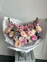 Букет из кустовых пионовидных роз, окипеталума, маттиолы, диантусов и хризантемы