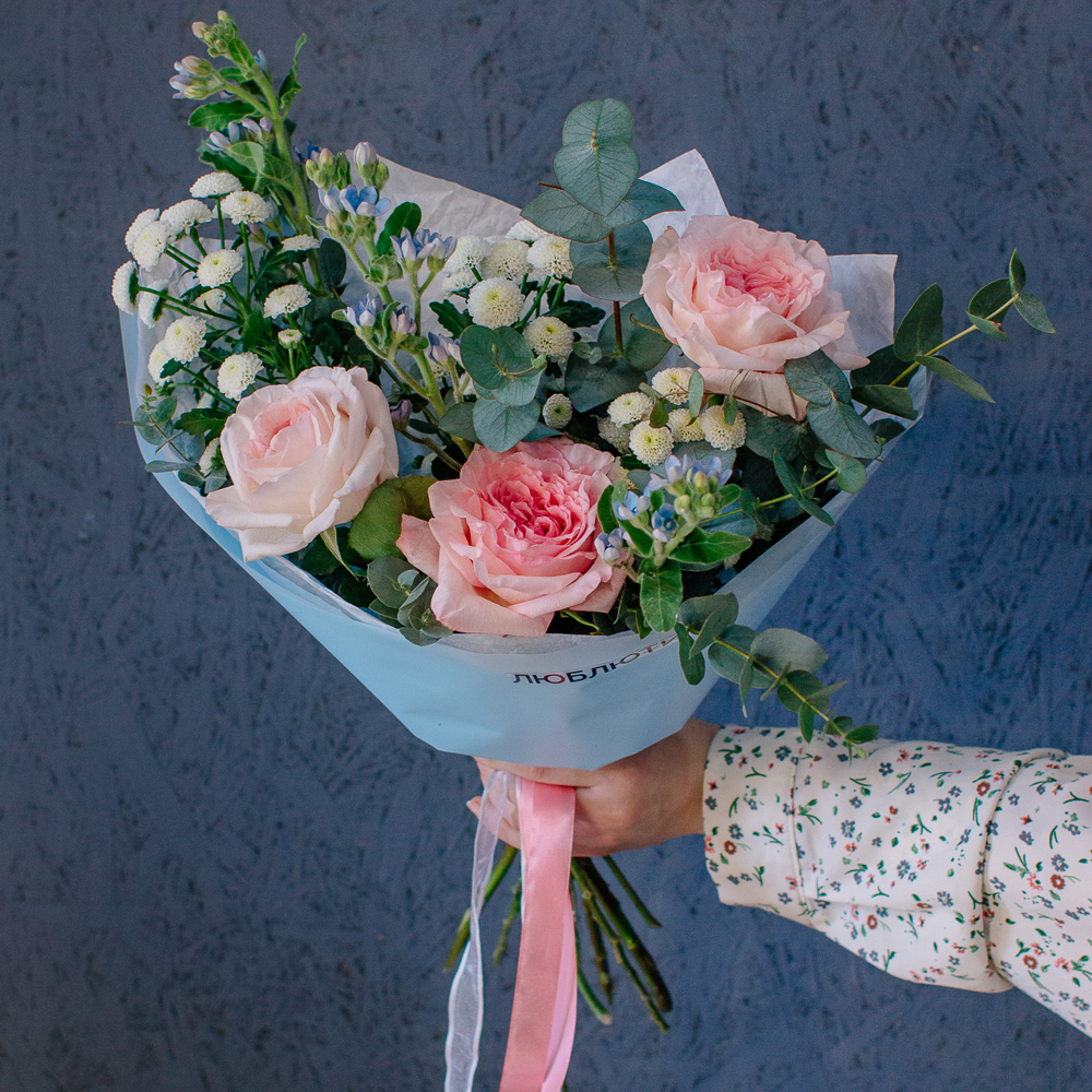151. Акварельный букет в розово-голубой гамме с оксипеталумом