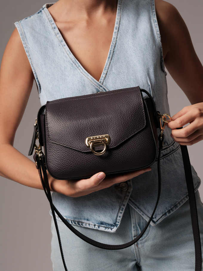 Сумка кожаная через плечо темно-фиолетовая