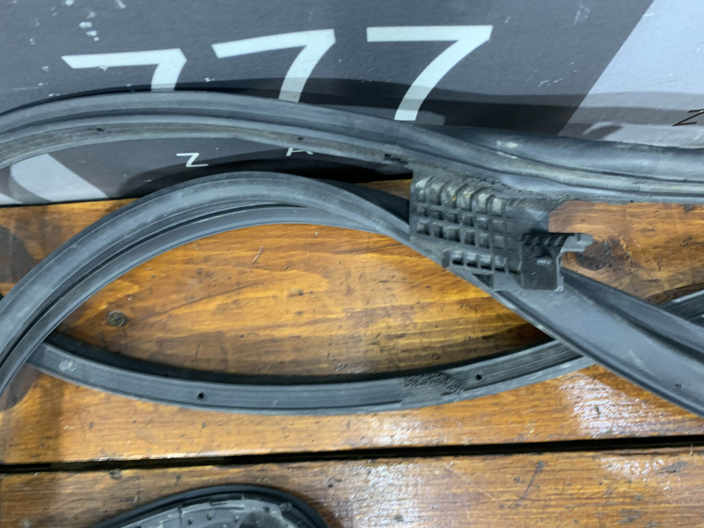 Уплотнитель двери задний левый Camry (XV70) 17-нв Б/У Оригинал 6787233120